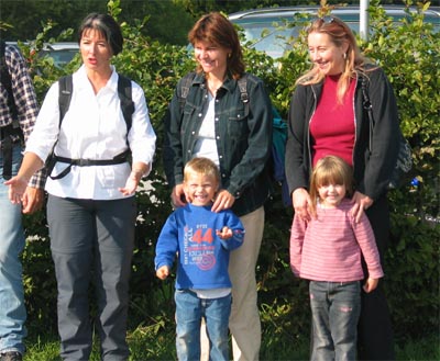 Judith gibt letzte Anweisungen fr's Familienfoto....